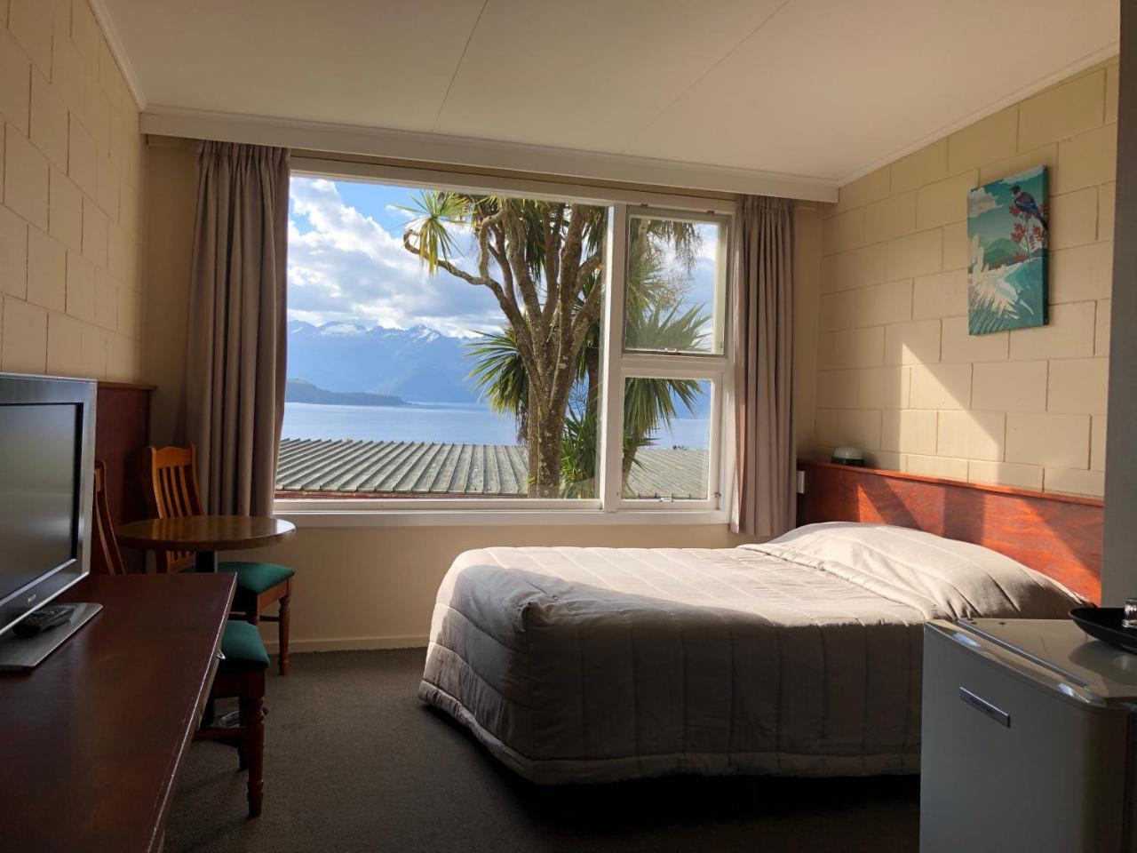 Te Anau Manapouri Lake Hotel Ngoại thất bức ảnh